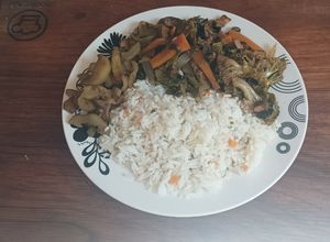Una foto de Arroz con salteado de verduras y caracol 🐌