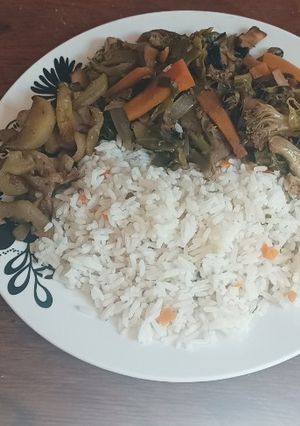 Una foto de Arroz con salteado de verduras y caracol 🐌