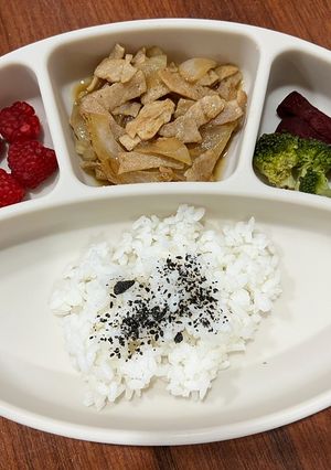 รูปของ ข้าวหมูผัดหอมใหญ่ สำหรับเด็ก blw