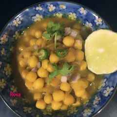 A picture of Ghugni Chaat.
