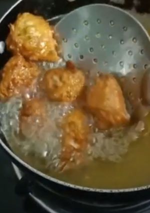 A picture of Besan pakoda/ gram flour pakoda.