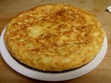 Tortilla de patata con cebolla caramelizada