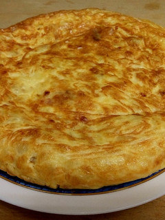 Una foto de Tortilla de patata con cebolla caramelizada