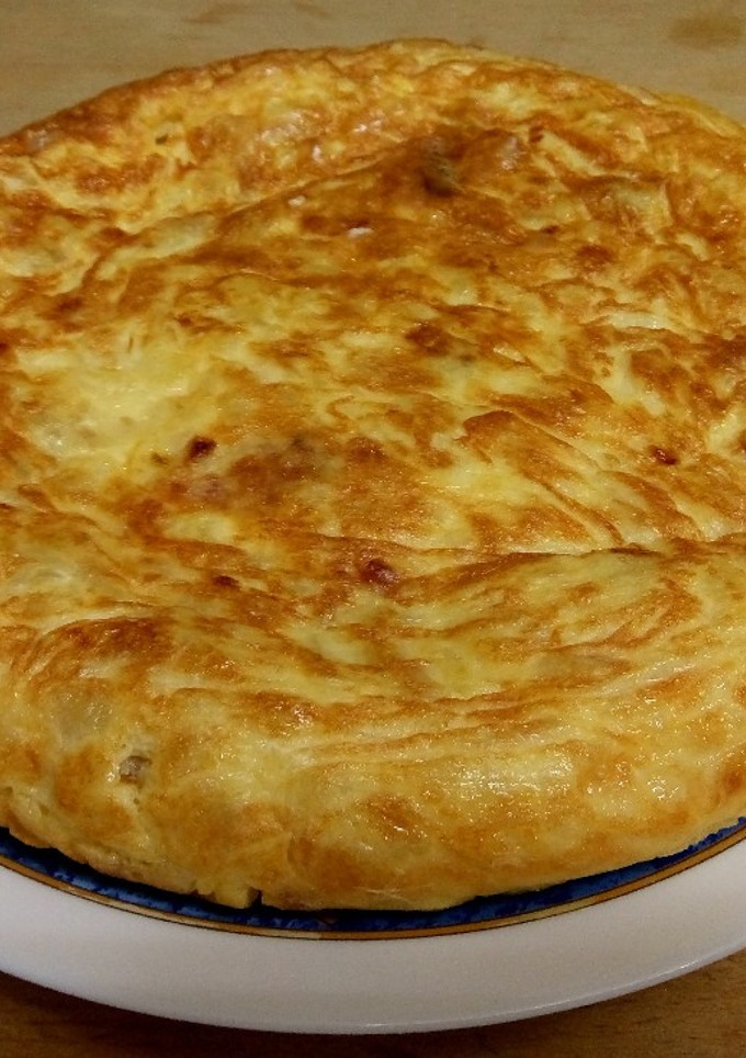 Una foto de Tortilla de patata con cebolla caramelizada