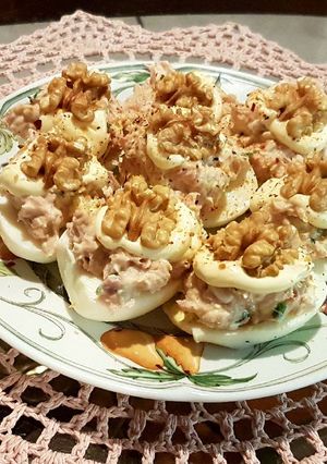 Una foto de Huevos rellenos atún y nuez!