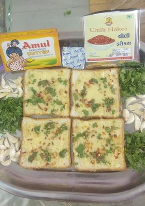 ગાર્લિક બ્રેડ (Garlic Bread Recipe in Gujarati) રેસીપી મુખ્ય ફોટો