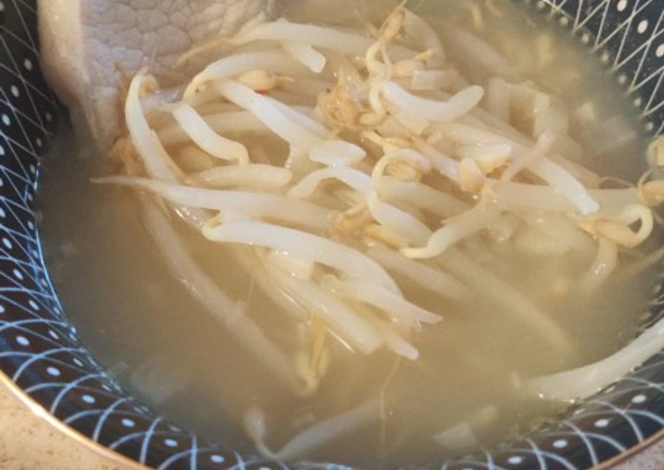 Bouillon de poulet au pousse de soja mungo