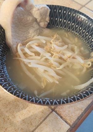 Une photo de Bouillon de poulet au pousse de soja mungo