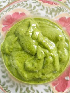 Una foto de Salsa de poblano y aceite