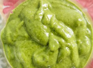 Una foto de Salsa de poblano y aceite