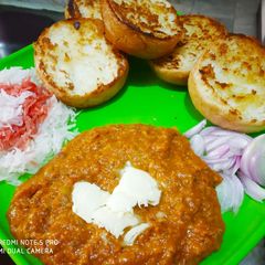 A picture of Bhaji Pav.