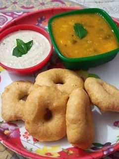 मेदू वडा (medu vada recipe in Hindi) रेसिपी मुख्य फोटो