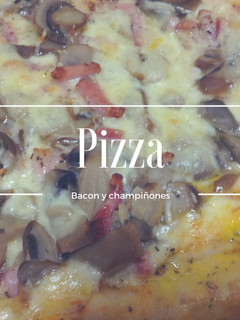 Una foto de Masa para pizza de bacon y champiñones