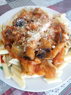 Una foto de 137. Macarrones en salsa de tomate y verduras con bacon