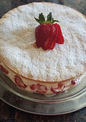 Una foto de Alfajor gigante de frutillas