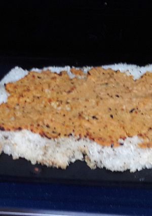 Una foto de Pizza simple con base de arroz sin gluten y vegana 🍕