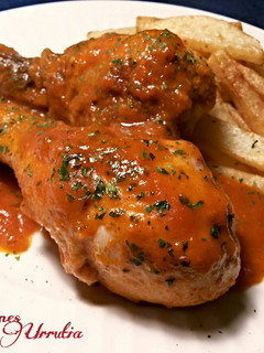 Una foto de Muslos de pollo en salsa de tomate con patatas fritas en aceite de pollo frito