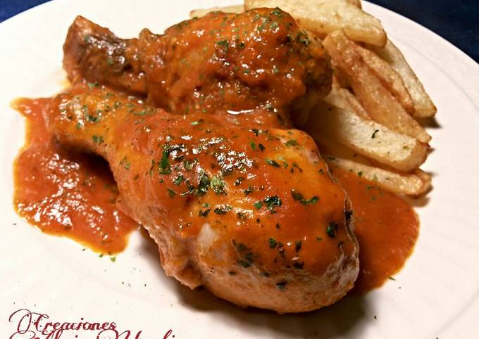 Muslos de pollo en salsa de tomate con patatas fritas en aceite de pollo  frito Receta de Alexis Urrutia- Cookpad