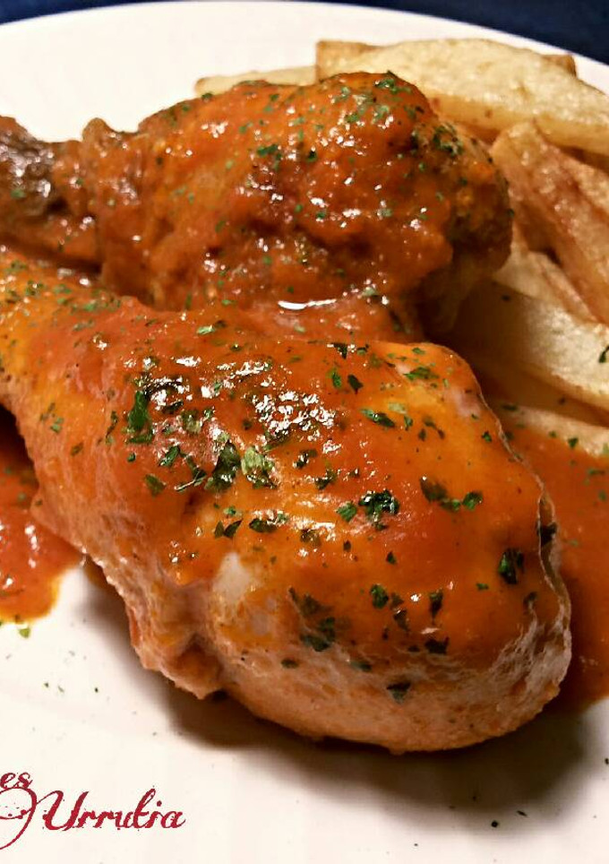 Una foto de Muslos de pollo en salsa de tomate con patatas fritas en aceite de pollo frito