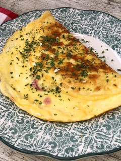 Una foto de Tortilla de jamón de York y queso