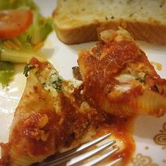 A picture of Cheesy Stuffed Shells.