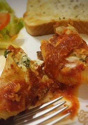 A picture of Cheesy Stuffed Shells.