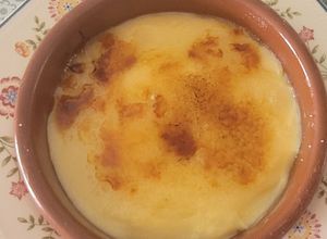 Foto principal de Crema Catalana con una yema de huevo en un plis plas