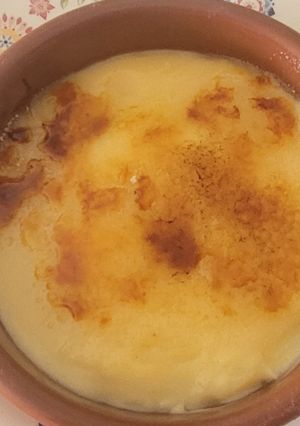 Una foto de Crema Catalana con una yema de huevo en un plis plas