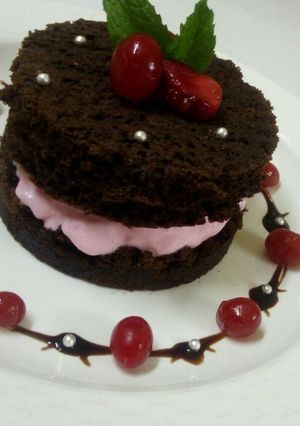 A picture of Brownie sandwitch with strawberry icecream.