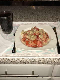 Una foto de Ensalada de tomates, alcachofas y burgol