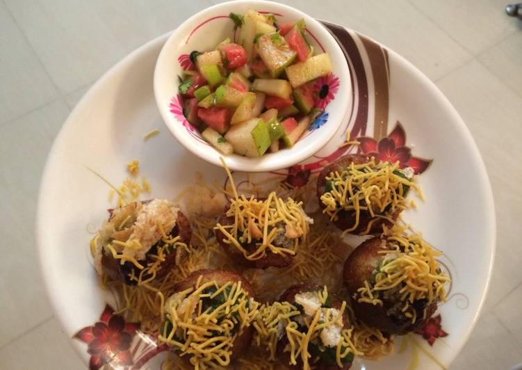 Recipe: Appetizing Aloo Puri with cut fruits
