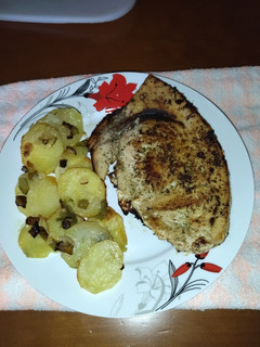 Una foto de Pez espada con patatas