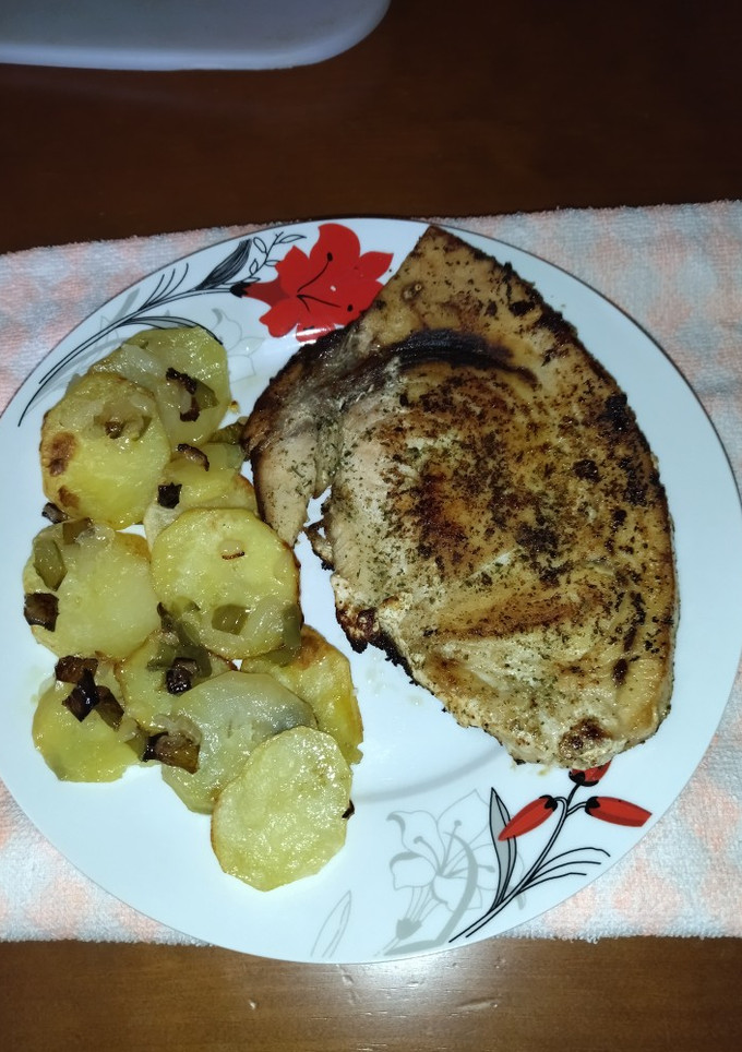 Una foto de Pez espada con patatas