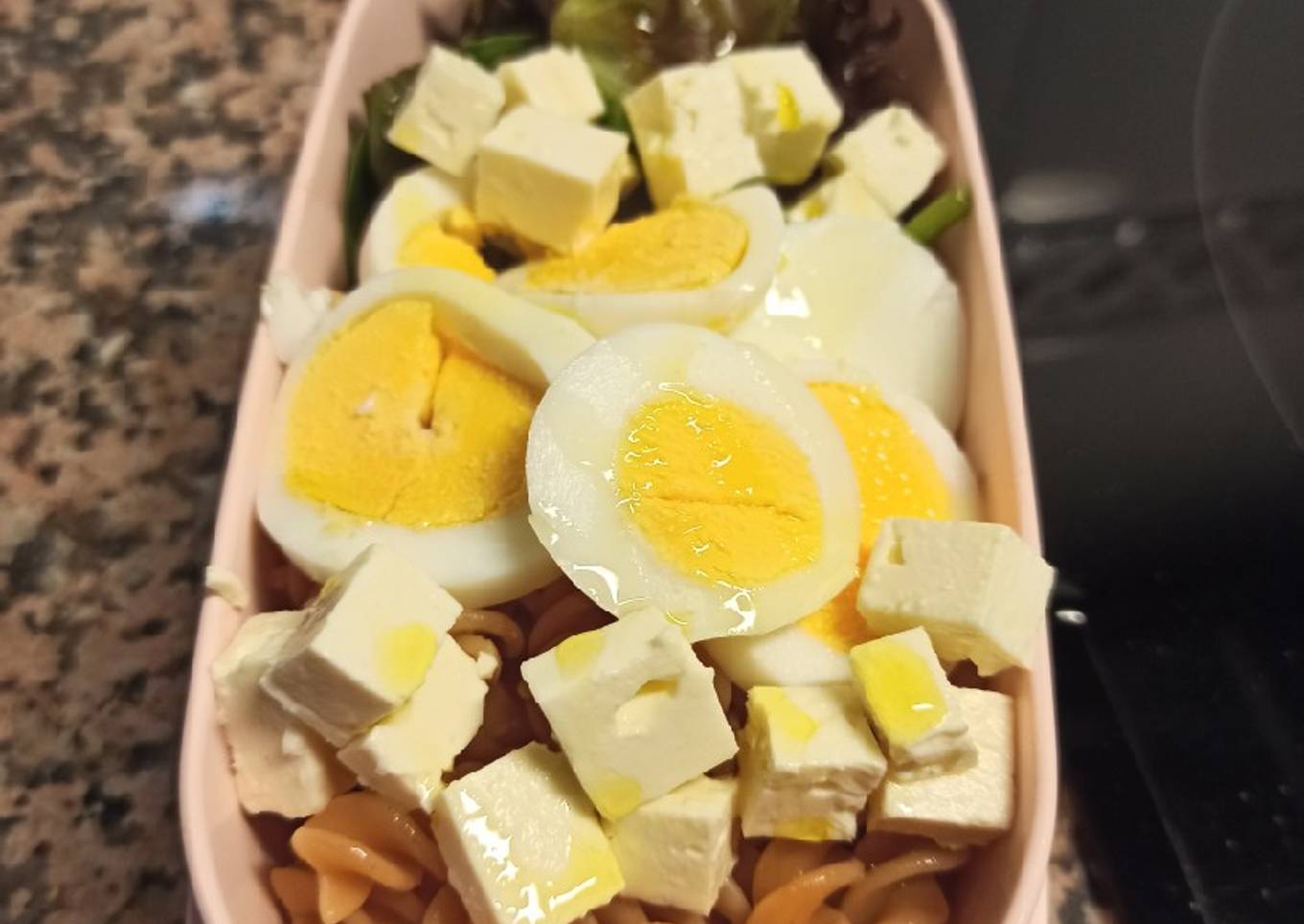 Ensalada de pasta de lenteja con huevo y queso feta