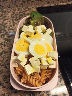 Una foto de Ensalada de pasta de lenteja con huevo y queso feta