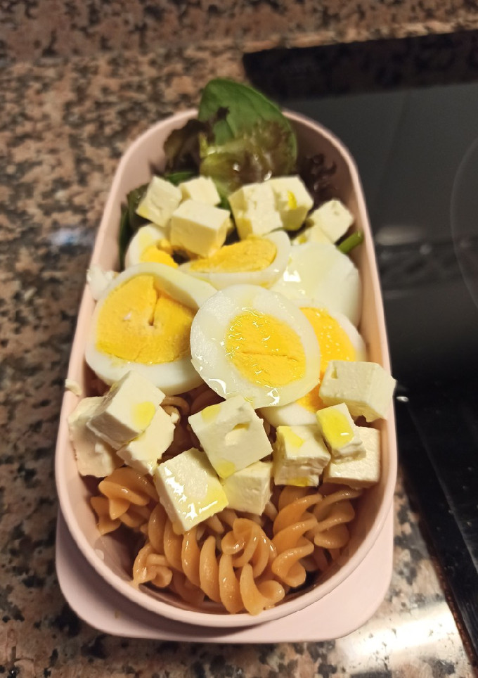 Una foto de Ensalada de pasta de lenteja con huevo y queso feta