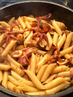 Una foto de Macarrones con calamar!