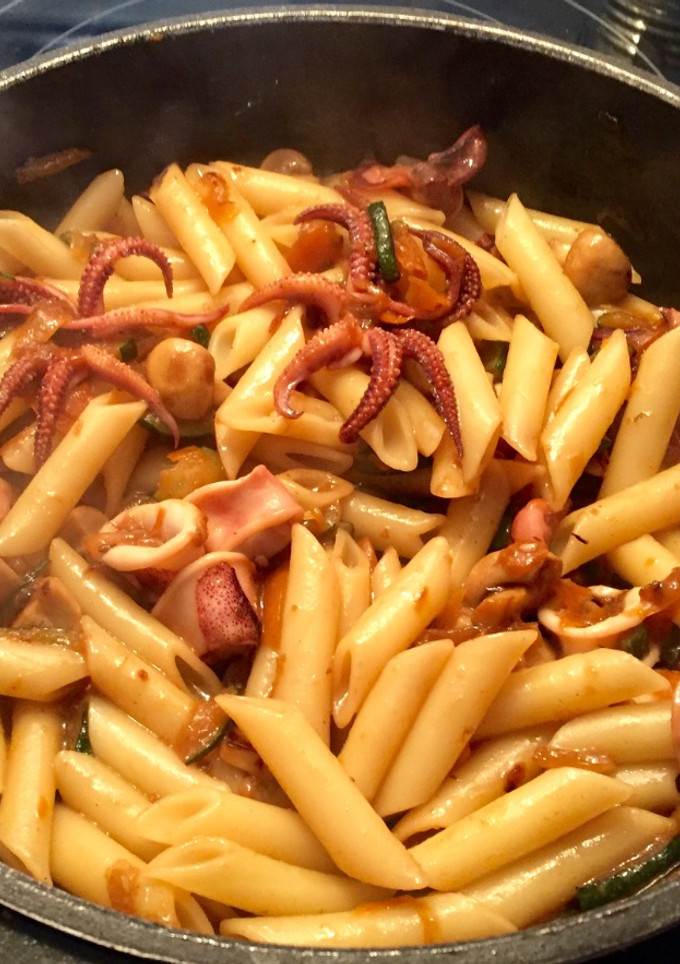 Una foto de Macarrones con calamar!