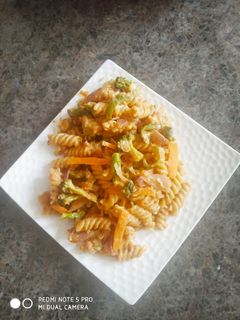 वे़जी चीज़ी पास्ता (Veggie cheesy pasta recipe in hindi) रेसिपी मुख्य फोटो
