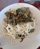 Carne mongoliana con fideos de arroz