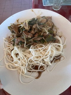 Una foto de Carne mongoliana con fideos de arroz