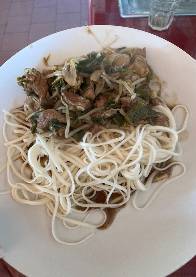 Una foto de Carne mongoliana con fideos de arroz