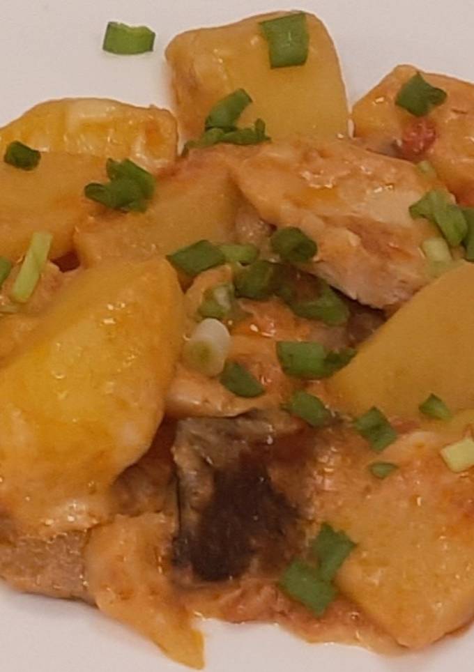 Тушкована картопля з куркою та грибами
