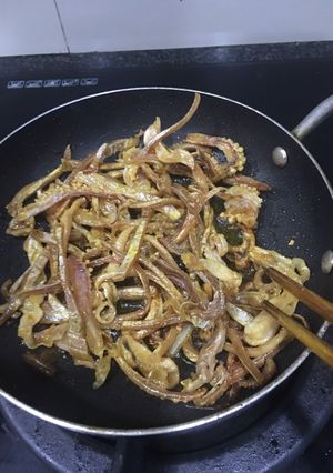 Hình của món Khô mực chiên sate.