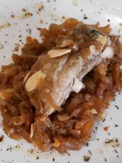 Una foto de Bacalao encebollado al Oporto con almendras