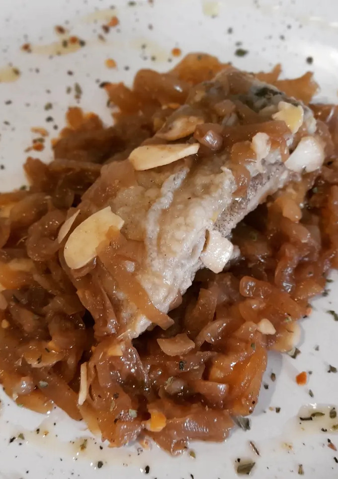Una foto de Bacalao encebollado al Oporto con almendras