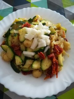 Una foto de Ñoquis con calabacín y tomate seco