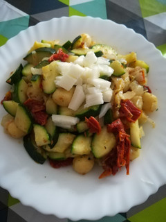 Una foto de Ñoquis con calabacín y tomate seco