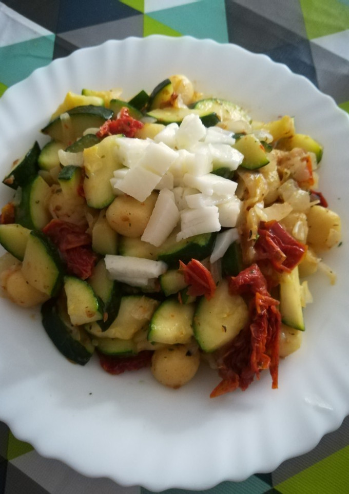 Una foto de Ñoquis con calabacín y tomate seco