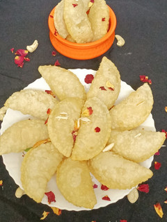 मावा गुजिया (mawa gujiya recipe in Hindi) रेसिपी मुख्य फोटो